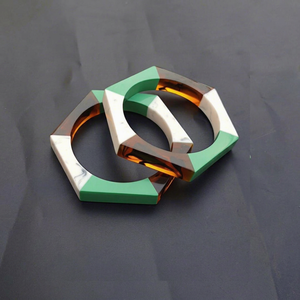 Bracelets Manchette Géométriques en Acrylique MN Exports Vert Blanc Marron Résine Unisexe Tendance Mode Cadeau Islamique Ensemble de Bijoux - Product Image 1