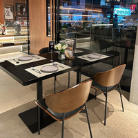 Tables et chaises personnalisées hautement esthétiques pour bars musicaux et restaurants à thème : Une table et deux chaises