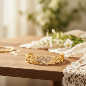 Brazalete en Forma de Hoja Angelina, Chapado en Oro, con Cristales de Estrás, Diseño Hueco, Joyería de Moda para Mujer - Product Image 2