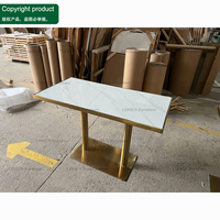 Mobilier de restaurant : Ensemble de banquettes en velours bleu avec table à manger en marbre et chaises en métal pour café et bistro