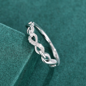 Anello a Catena Infinita, Design Geometrico Minimalista ed Elegante, Gioiello da Donna per Uso Quotidiano, Anello Statement - Product Image 2