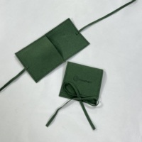 8*8 cm Logo gaufré personnalisé Pochette d'emballage multicolore pour bijoux Sacs enveloppe en microfibre avec rabat