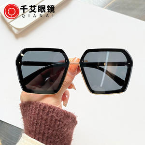 Gafas de Sol Irregulares Champagne Tea Slice para Mujer, Lentes de PC con Protección UV400, Montura Gris, Estilo Urbano, Gafas de Sol de Moda - Product Image 3