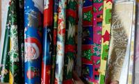 Rouleau de papier d'emballage de Noël à impression personnalisée et cadeau floral imperméable à l'eau à prix réduit vente en gros