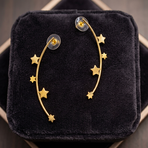 SOUMYA CREATIONS Boucles d'oreilles clous en laiton plaqué or faites à la main, style bohème, design géométrique, bijoux de mode pour femmes du Rajasthan - Product Image 1