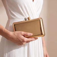 Sac de soirée magnétique à fermoir perlé en métal miroir, style luxe, couleurs contrastées, le plus vendu