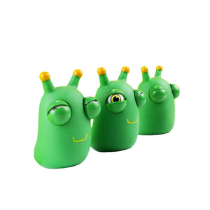 Niedliche, auf den Ball schauende kleine Raupen-Handdrückfigur – Stressabbau-Spielzeug aus Kunststoff für Jungen und Mädchen ab 14 Jahren – Auspack-Artefakt - Product Image 1