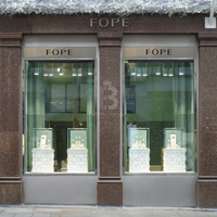 Vitrine murale à LED rétroéclairée avec motif géométrique moderne en forme de diamant et dessus en verre pour boutique
