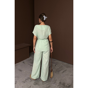 Ensemble chemisier et pantalon en lin à col en V et à taille nouée, ensemble de pantalon vert en deux pièces avec un design en deux pièces - Product Image 1