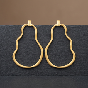 Aretes Curvos de Latón con Baño de Oro de 24K, Acabado Mate, Diseño Lindo para Invierno - Product Image 3