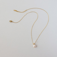 Collier vintage en forme de flacon de parfum à la mode, perle d'eau douce, chaîne de clavicule, acier titane plaqué or 18 carats, pendentif