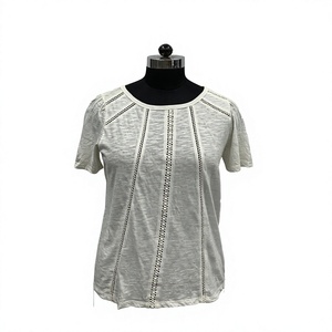 Blusa de punto de manga corta con cuello redondo para mujer, color liso, con paneles y detalle de ojales, ajuste regular, transpirable, informal - Product Image 1