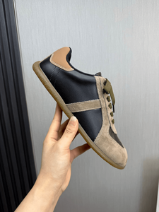 รองเท้าผ้าใบลำลองแบบผูกเชือกหนังทรงเตี้ยรุ่น Alexander Retro-Inspired ปี 2026 พื้นยาง สำหรับผู้ชายและผู้หญิง รุ่น Queen - Product Image 2