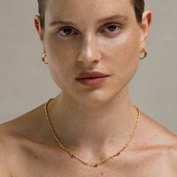 Collar de Cadena con Nudo, Inspirado en el Lujo, Éxito de Ventas, Latón con Baño de Oro de 18K y Detalles de Circonita Roja, Joyería para Mujer, Venta al por Mayor