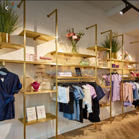 Présentoir à vêtements de luxe en or, table de présentation de chaussures