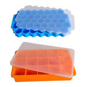 ชุดแม่พิมพ์น้ำแข็งซิลิโคนแบบนิ่มทรงสี่เหลี่ยมรังผึ้งพร้อมฝาปิดสำหรับใช้ในตู้แช่แข็ง - Product Image 1