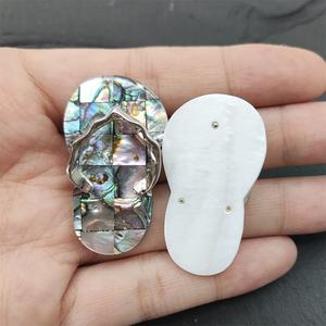 Pendentifs personnalisés en forme de tongs géantes avec pierres précieuses naturelles, bijoux en coquille d'ormeau, pantoufles en nacre blanche, breloques en coquillage pour <span class=keywords><strong>la</strong></span> fabrication de colliers - Product Image 1