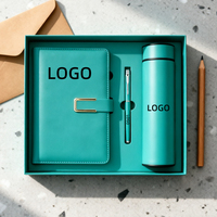 Ensemble de carnet de notes professionnel personnalisé en cuir souple avec texture douce, comprenant un stylo et une tasse isotherme pour usage au bureau