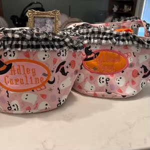 Paniers cadeaux d'Halloween personnalisables avec poignée à volants, imprimés citrouille, chauve-souris et fantôme, à carreaux roses, pour un look adorable et personnalisé - Product Image 3