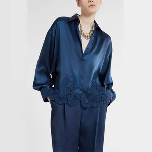 Chemise en satin <span class=keywords><strong>bleu</strong></span> <span class=keywords><strong>nuit</strong></span> sur mesure pour femmes avec détail de dentelle à l'ourlet, manches longues, coupe ample, chemisier décontracté formel - Product Image 2