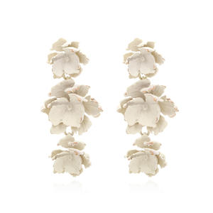 ต่างหูเคลือบลายดอกไม้แนววินเทจสำหรับผู้หญิงต่างหูยาวสามดอกแบบสวยถ่ายได้ - Product Image 6