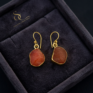 Boucles d'oreilles pendantes pour femme, style bohème, plaquées or, avec pierre rouge de forme irrégulière et sertissage en laiton, certifiées - Product Image 4