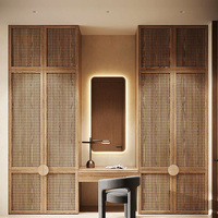 Armoire vintage en bois massif avec coiffeuse intégrée, placard à quatre portes style bois naturel, dressing sur mesure style Wabi-Sabi