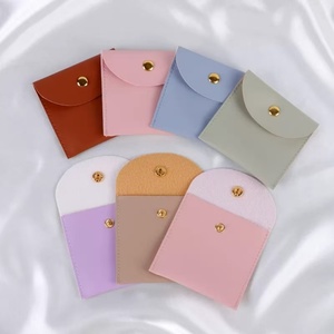 Pochette en cuir PU personnalisée 8x8cm pour bijoux, vente en gros, noire, pour bagues, bracelets, colliers, avec bouton-pression et gaufrage - Product Image 3