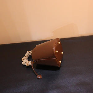 Vente directe d'usine sac seau marron simple, matériau en cuir, décoration en métal - Product Image 5