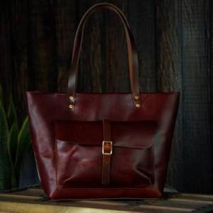 Sac à main moderne en similicuir pour femme avec fermeture éclair, deux poignées et accent pompon, idéal pour le shopping - Product Image 2