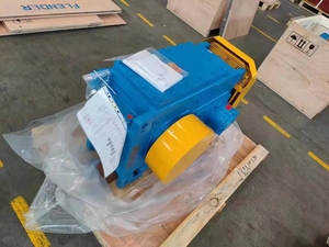 Unidad de Engranajes Helicoidales Verticales de Alto Rendimiento Flenderr B3SV10 para Reactor Químico y Accionamiento de Agitador - Product Image 1