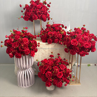 Fabrikpreis Künstliche Rote Rosen-Arrangement Girlande Dekorativer Ständer Blumenball Tischdekoration für Hochzeiten