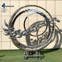 Installation de poissons et d'anneaux en acier inoxydable-Art extérieur de qualité supérieure sur le thème de l'eau pour les hôtels et les places (conception résistante aux intempéries)