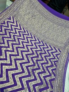 Auténtico Saree de Chiffon Georgette Puro, Tejido Semimanual, Suave y Fluido, con Detalles Tradicionales Intrincados, Ideal para Fiestas - Product Image 2