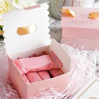 Petite boîte cadeau carrée européenne créative en papier d'art biodégradable rose frais et doux, imprimée quadricolore, pour bonbons de mariage avec ruban