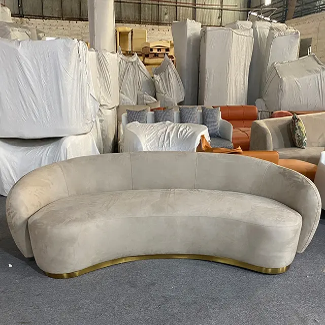 Harga Pabrik Grosir Set Sofa Ruang Tamu Modern Sofa Melengkung Beludru Lembut dengan Dasar Logam Emas Disikat