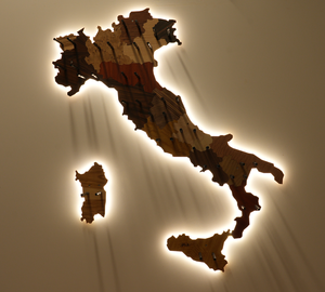 Portabottiglie italiano di alta qualità con retroilluminazione portabottiglie da parete a forma italiana Made in Italy per la casa - Product Image 5