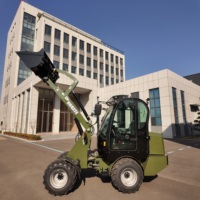 Chargeur électrique polyvalent sur roues équipé d'une tondeuse, d'une fourche à herbe, d'un tarière et d'une fourche à commande hydraulique pour chariot élévateur
