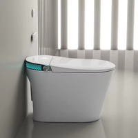 Toilette intelligente de luxe en céramique avec ouverture automatique du couvercle, lavage à l'eau chaude, largeur de 700 mm, idéale pour les projets hôteliers et de villas