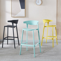 Les fabricants fournissent une chaise de cheveux en stock chaise de bar nordique en plastique empilable dossier moderne tabouret de bar chaise haute