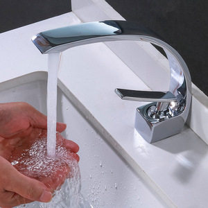 Robinet de lavabo à trou unique Crescent Bay, avec noyau de valve en céramique, robinet mélangeur d'eau chaude et froide à montage sur comptoir - Product Image 1