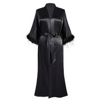 Robe de chambre longue en satin soyeux avec garniture en plumes d'autruche, idéale pour la mariée ou comme tenue de nuit.