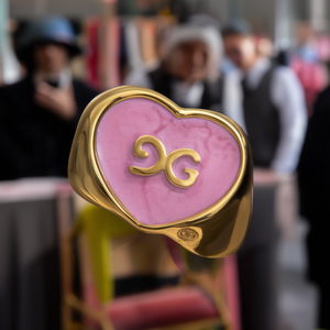 แหวนแฟชั่นชุบทองรูปหัวใจเคลือบสีชมพูพร้อมโลโก้ DG เครื่องประดับโดดเด่น - Product Image 3