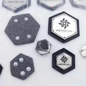 Estampage du logo Metag Charmsather Label Patch Product avec tissu en métal gaufré L cuir personnalisé Design durable 100pcs