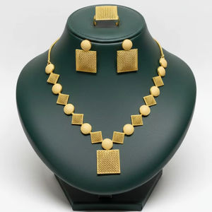 Collar SAUTOIR con Placa Chapada en Oro de 24K, Collar Largo Moderno con Diseño de Placa Limpia para una Joyería Atemporal y Elegante - Product Image 1