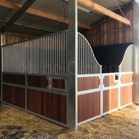 Box de chevalet de style européen à toit incurvé avec panneau avant en bambou, porte battante et mangeoire pivotante