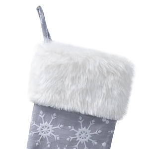 Nueva llegada, venta al por mayor, adornos navideños blancos, bolsa de regalo, bolsa de dulces bonita, medias navideñas de felpa gris - Product Image 3