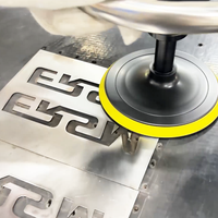 Machine industrielle de polissage par lots pour surfaces de tôles métalliques, facile à utiliser, pour le débavurage des bords et le meulage de tôles.