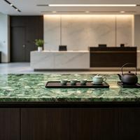 Grande dalle de marbre vert vif et intense, design minimaliste, idéale pour les villas modernes haut de gamme, les salons de club et les murs de cinémas privés
