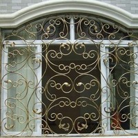 Grilles et moustiquaires en fer de style européen, filets anti-effraction à ouverture verticale, mains courantes d'escalier rotatives, garde-corps courbes, clôtures